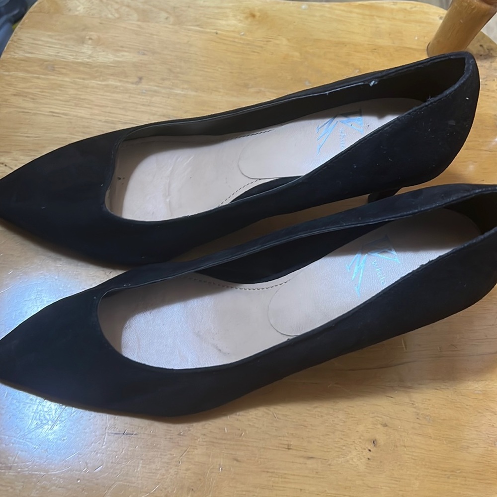 Black pump shoes
